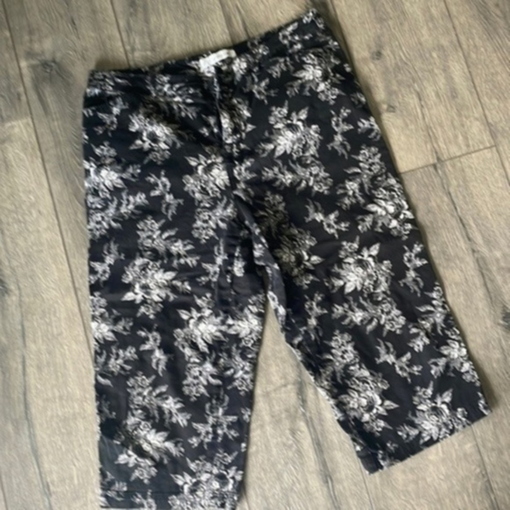 Croft and borrow pants size 16 women’s black and white floral capris